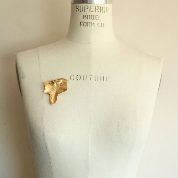 Vintage 1960s Brooch, Gold Tone Leaf with Pink Rhinestones - Picture 8 of 10
